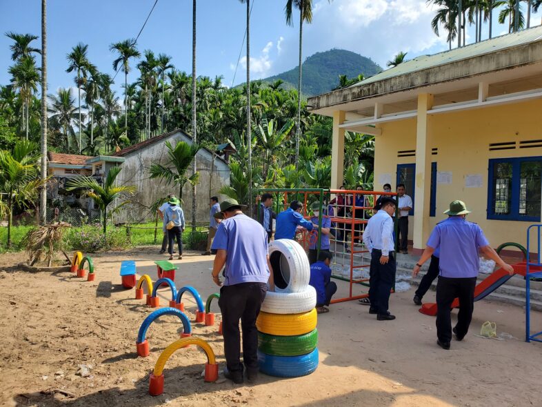 Xây dựng, bàn giao công trình thanh niên Khu vui chơi cho điểm trường Xóm Đèo