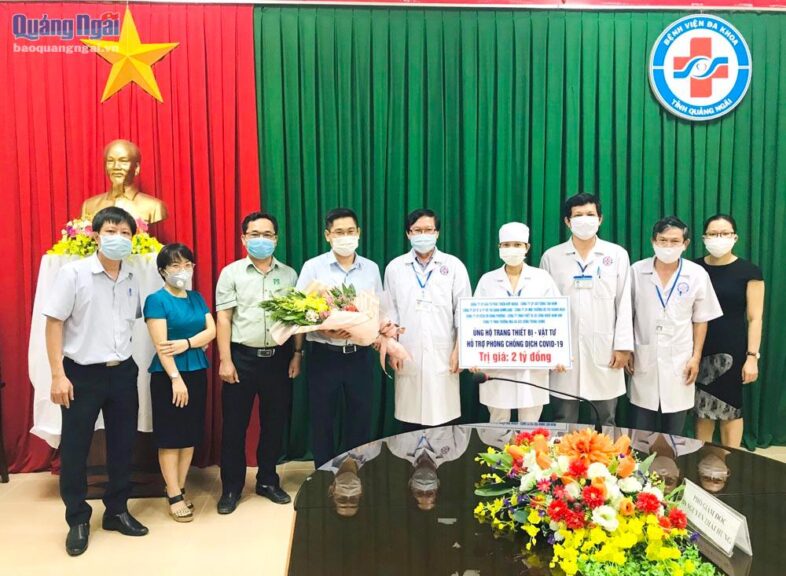 Trao máy xét nghiệm Covid-19 và trang thiết bị y tế trị giá 2 tỷ đồng cho BVĐK Quảng Ngãi