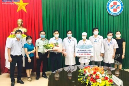 Đại diện một số DN trao trang thiết bị, vật tư hỗ trợ phòng, chống dịch Covid-19 cho lãnh đạo BVĐK Quảng Ngãi